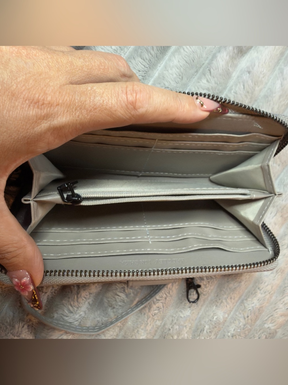 Badgley Mischka Quilted Silver-Grey Zip Wallet with Logo - Picture 4 of 5
